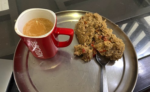 インドの朝ごはん チャイとウプマ